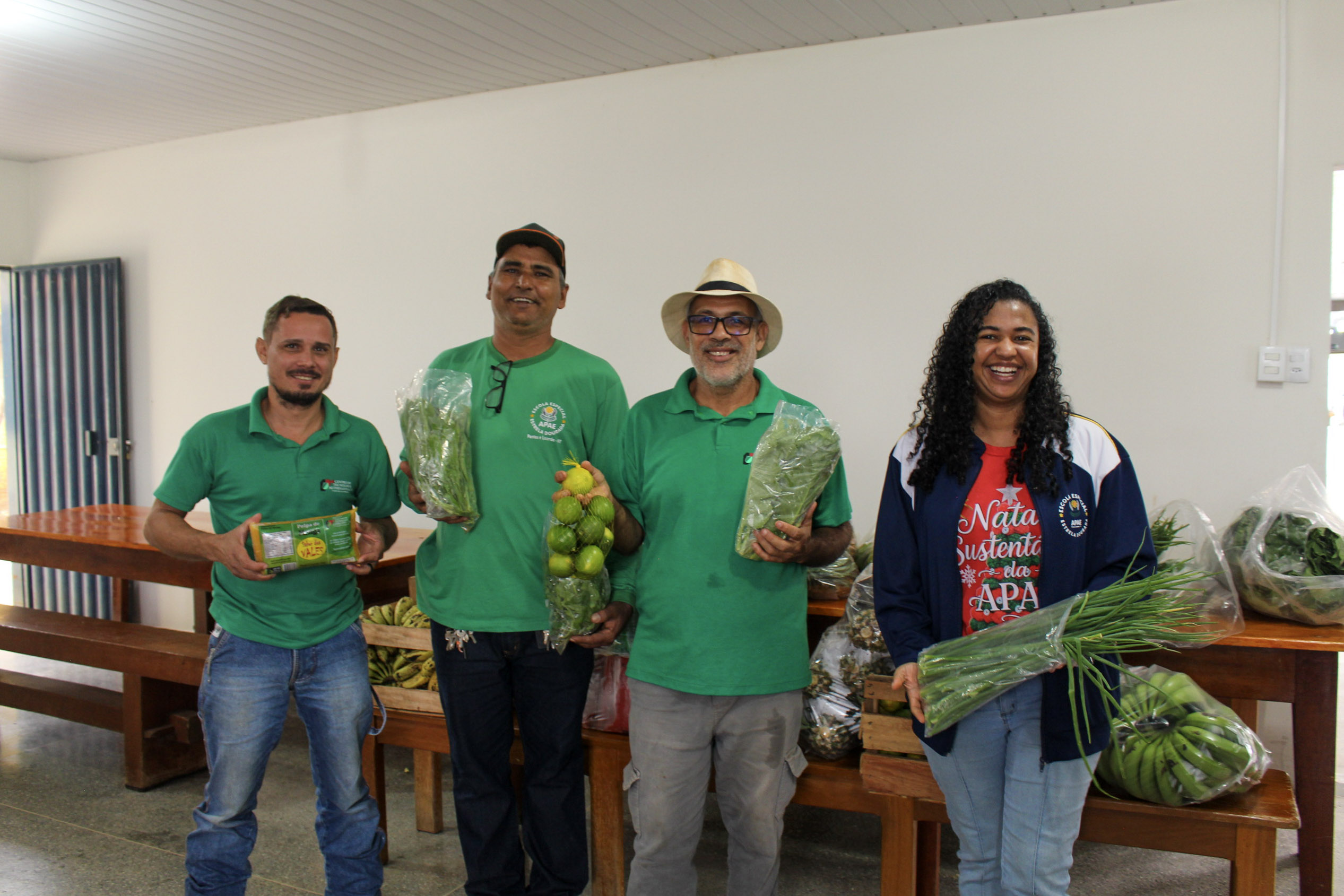 Agricultores familiares exibindo produtos do PAA entregues à APAE de Pontes e Lacerda