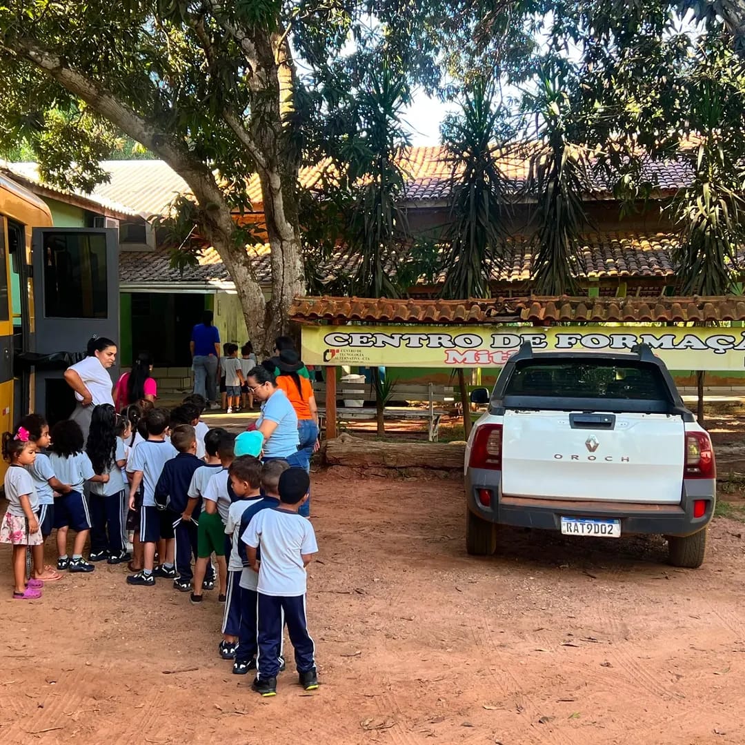 Crianças do C.E.I. Célio Cândido de Oliveira chegando ao Centro de Formação Mitio Kaku para visita ao CTA